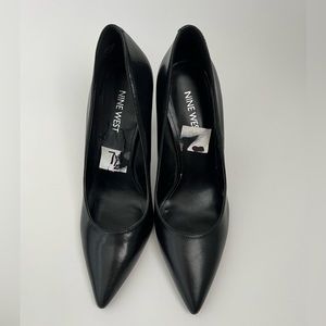 Nine West classic black pointy toe pumps!